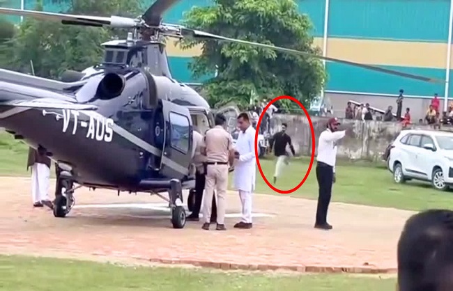 تیجسوی یادو کی سیکورٹی میں بڑی کوتاہی، دوڑکر آیا نوجوان اور پاؤں پر گر گیا