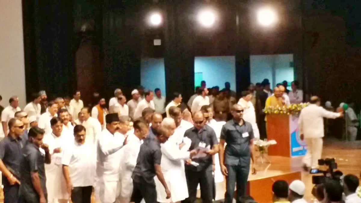 تنخواہ کب ملے گی؟ مدرسہ کے اساتذہ نے نتیش کمار کے سامنے کیاہنگامہ