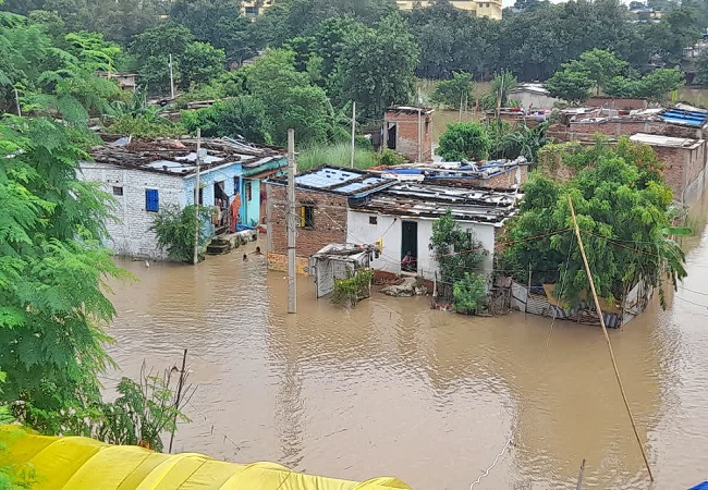 گنگا سمیت کئی ندیوں کی پانی کی سطح خطرے کے نشان سے اوپر، سیلاب کی زد میں پٹنہ کے کئی علاقہ