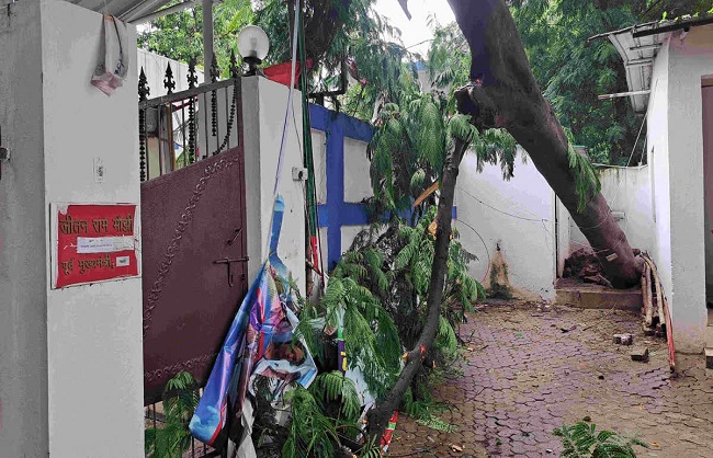 جیتن رام مانجھی کی رہائش گاہ پر حادثہ، درخت گرا، پورے گھر میں کرنٹ