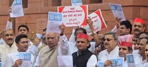 اپوزیشن کا پارلیمنٹ ہاؤس کے احاطے میں ایس آئی آر کے خلاف احتجاج