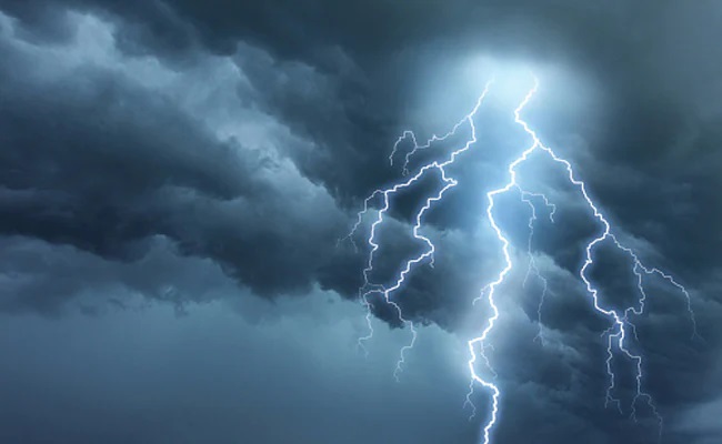 آئندہ 24 گھنٹوں میں تیزی سےبدلے گا موسم کا مزاج، دس اضلاع میں اورنج الرٹ جاری