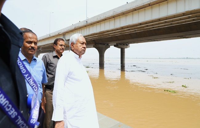 وزیر اعلیٰ نتیش نے گنگا ندی کے بڑھتے ہوئے پانی کی سطح کا جائزہ لیا، افسران کو ضروری ہدایات دیں