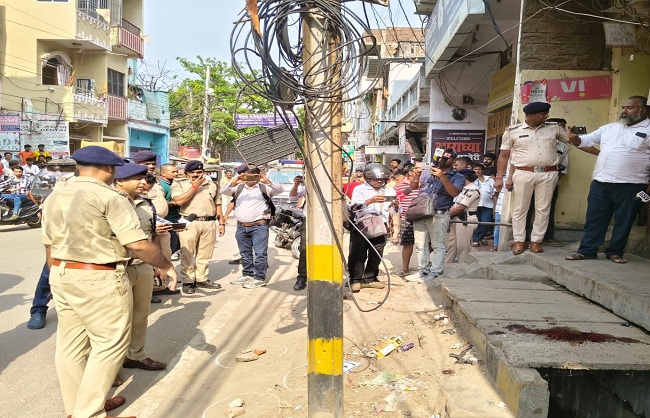 حملہ آور بائک پر سوار ہوکر آئے اورواردات کو انجام دے کر فرار ہو گئے